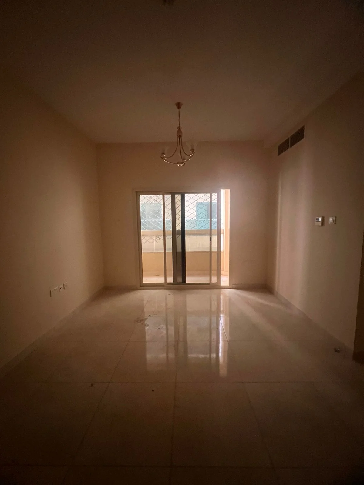 شقة غرفه وصالة للإيجار في المجاز 3 الشارقة