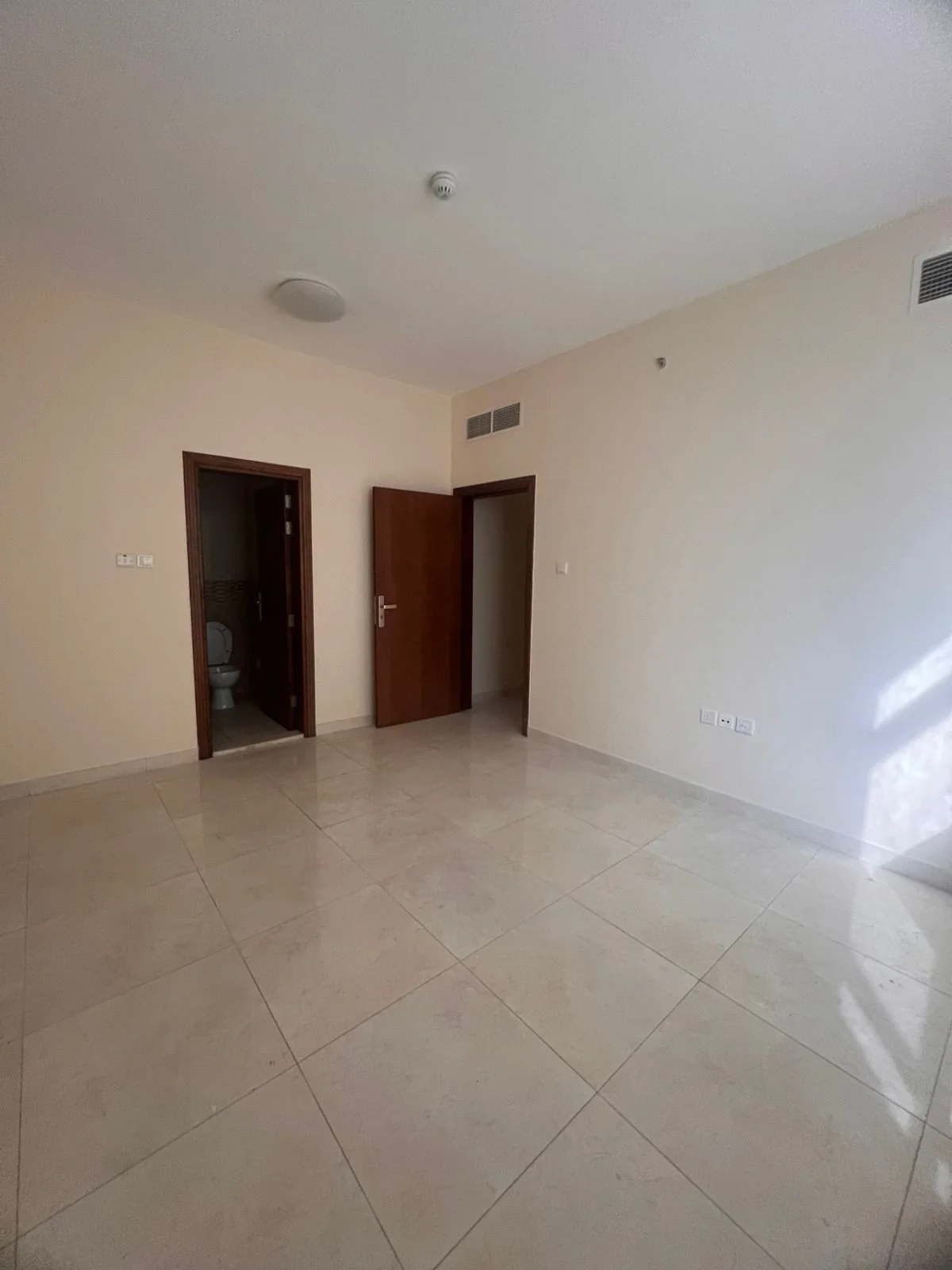 شقة غرفه وصالة للإيجار في المجاز 3 الشارقة