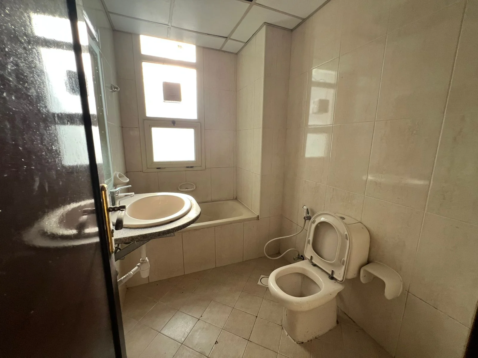 شقة غرفتين وصالة للإيجار في الخان